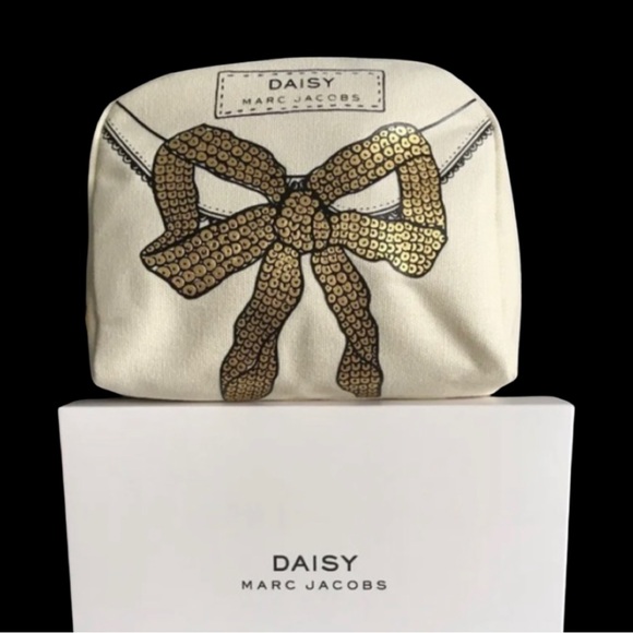 Marc Jacobs Handbags - Marc Jacobs Daisy authentic make up bag NWB